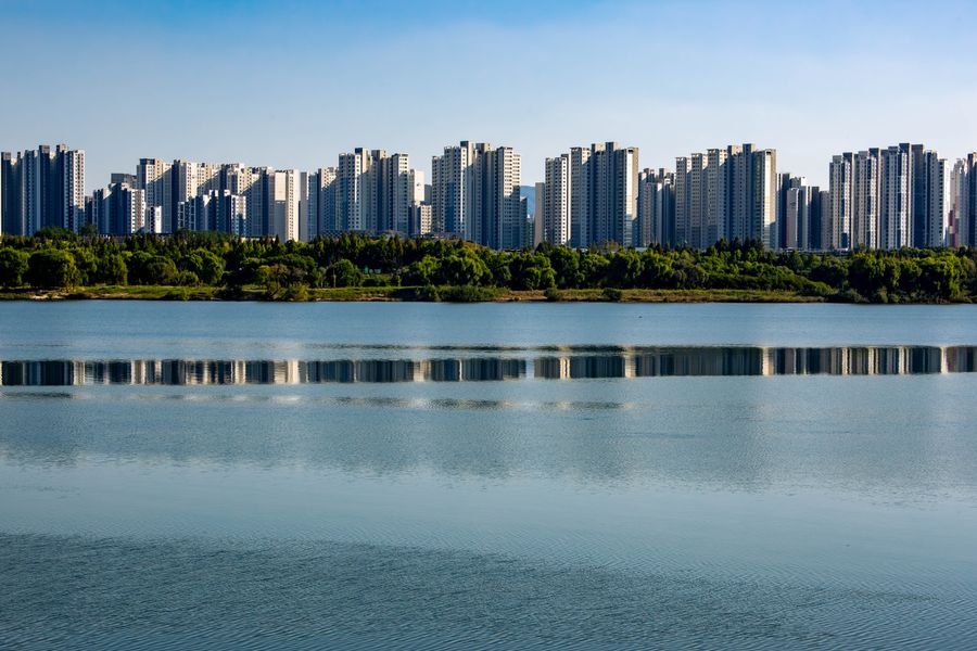 강변 아파트 전경 자료 사진